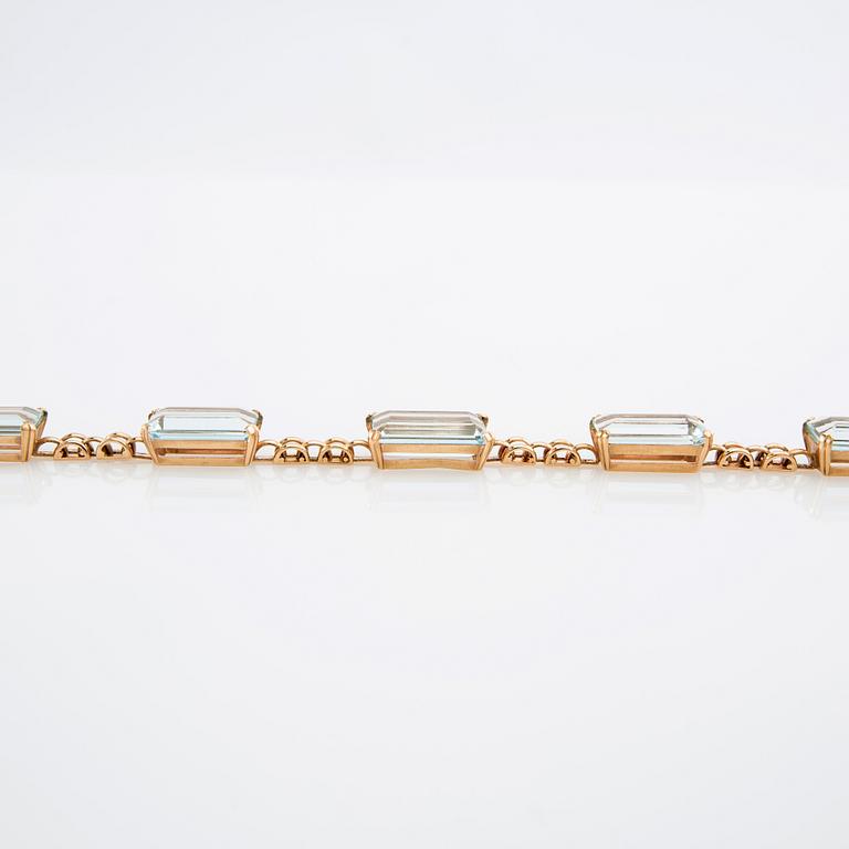 Bracelet 18K gold with step-cut aquamarines.