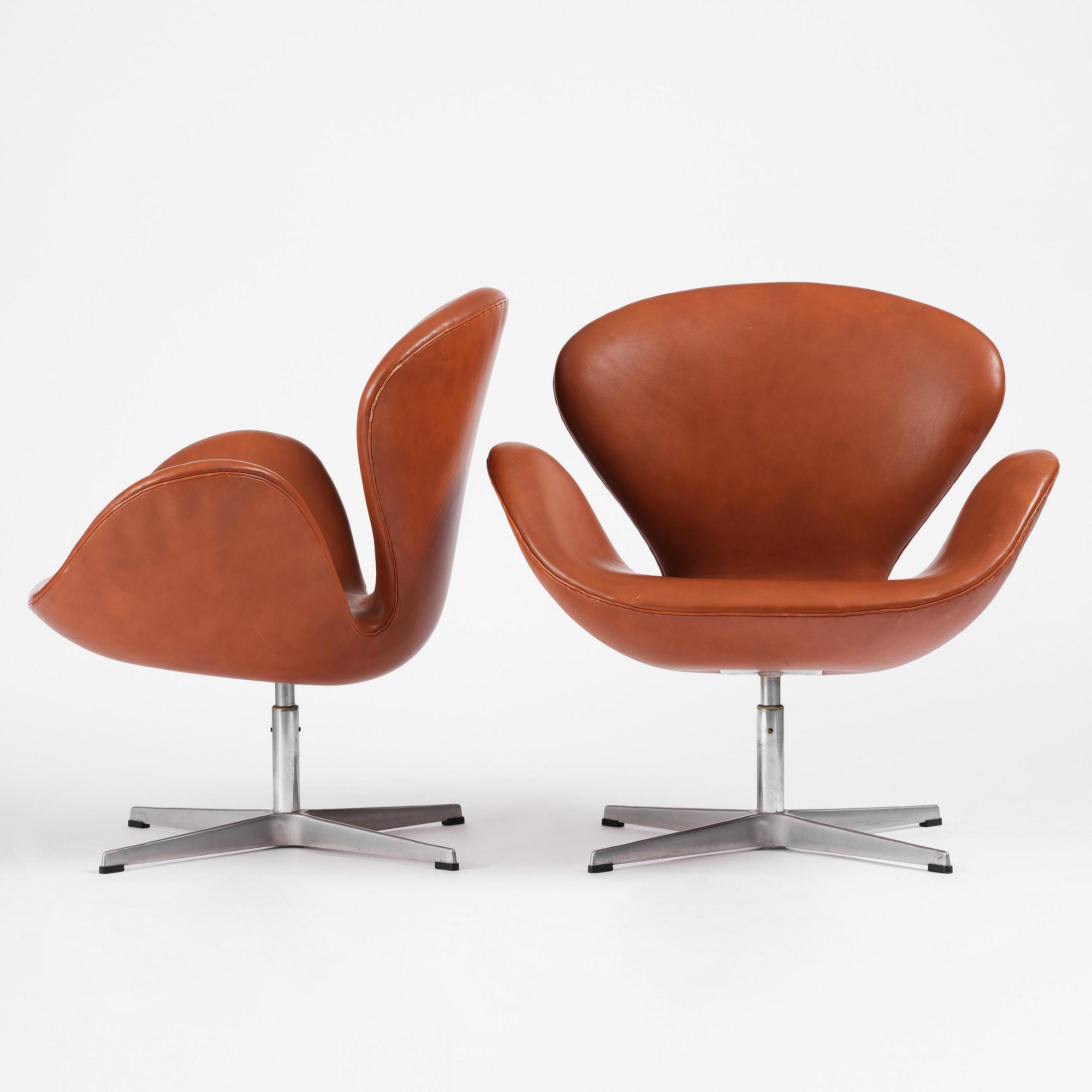 Arne Jacobsen, fåtöljer, ett par, "Svanen", Fritz Hansen, Danmark, 1980.