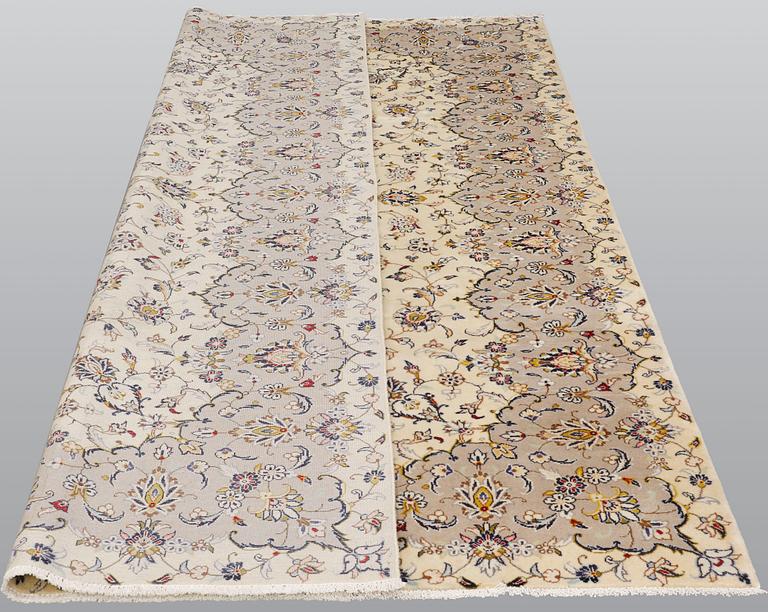 A carpet, Kashan, ca 300 x 202 cm.