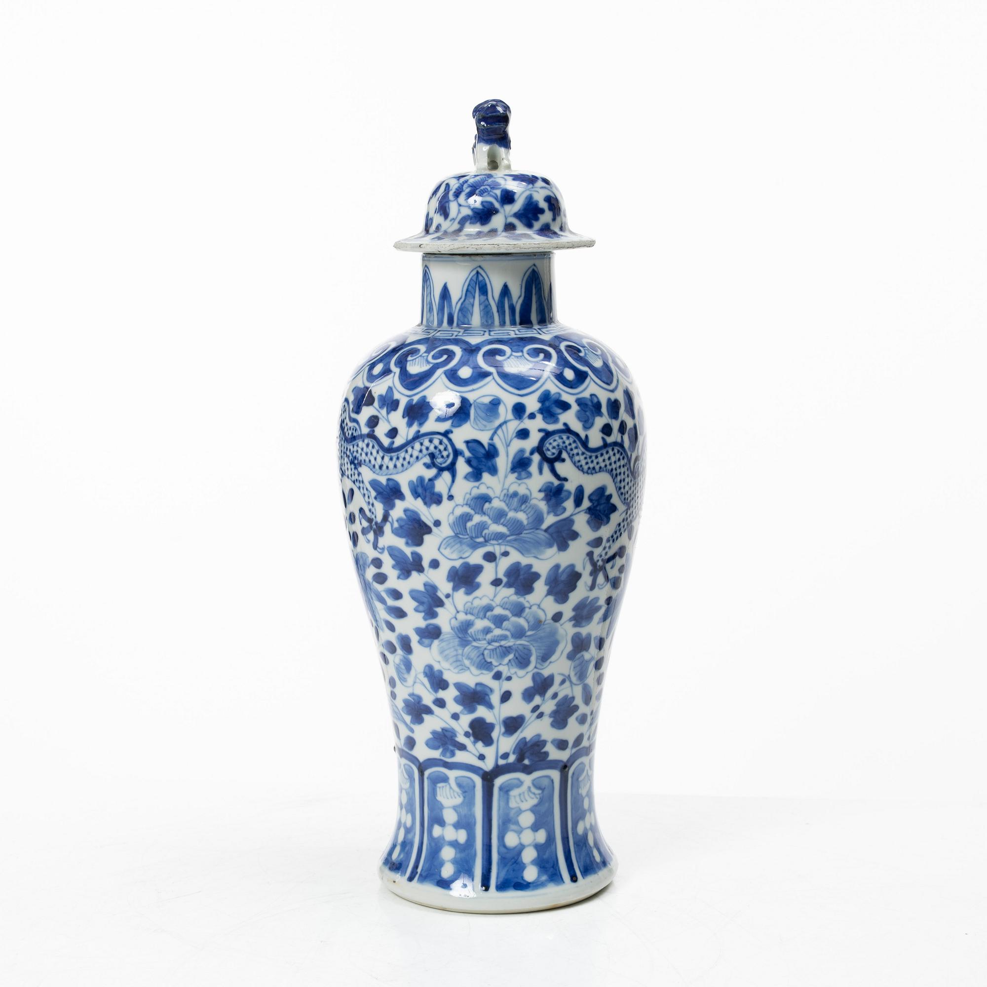 Urna med lock, porslin, Kina, Qingdynastin, 1800-tal.