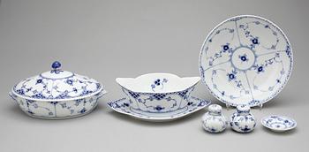 MATSERVIS, porslin 84 delar, "Musselmalet" Royal Copenhagen samt Bing & Gröndahl, Danmark, 1900-tal.