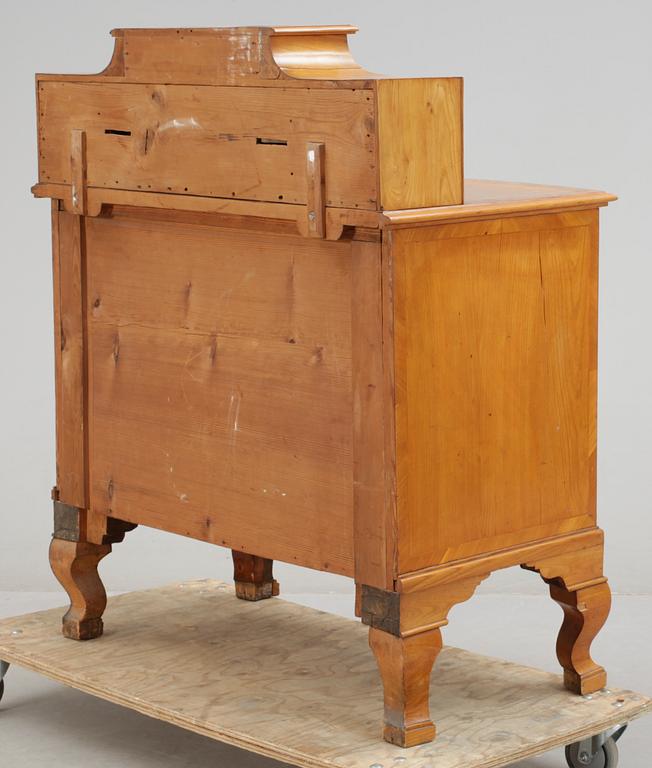 BYRÅ MED UPPSATS, senbarockstil, 1800-tal.