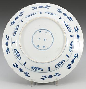 A blue and white charger, Qing dynasty, mark and period of Kangxi (1662-1722).