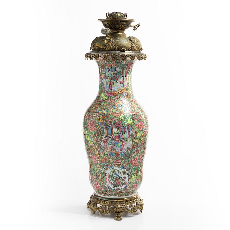 Vas, omgjord till bordslampa, porslin, Kanton, Qingdynastin, Kina, 1800-tal.