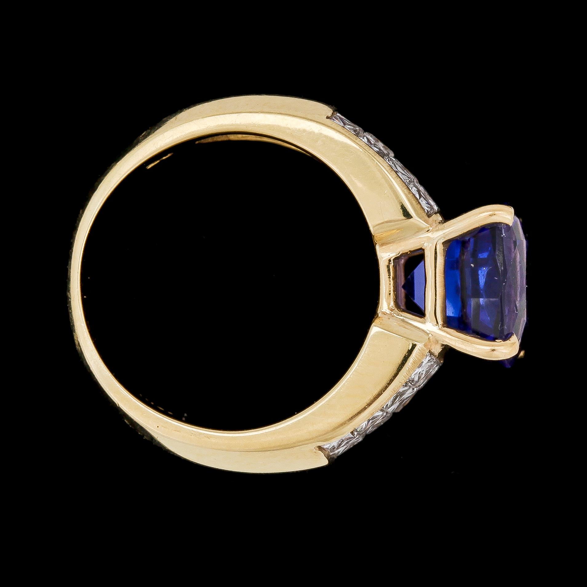 RING, 18k guld med tanzanit, ca 3.84 ct, och diamanter, tot ca 2.56 ct.