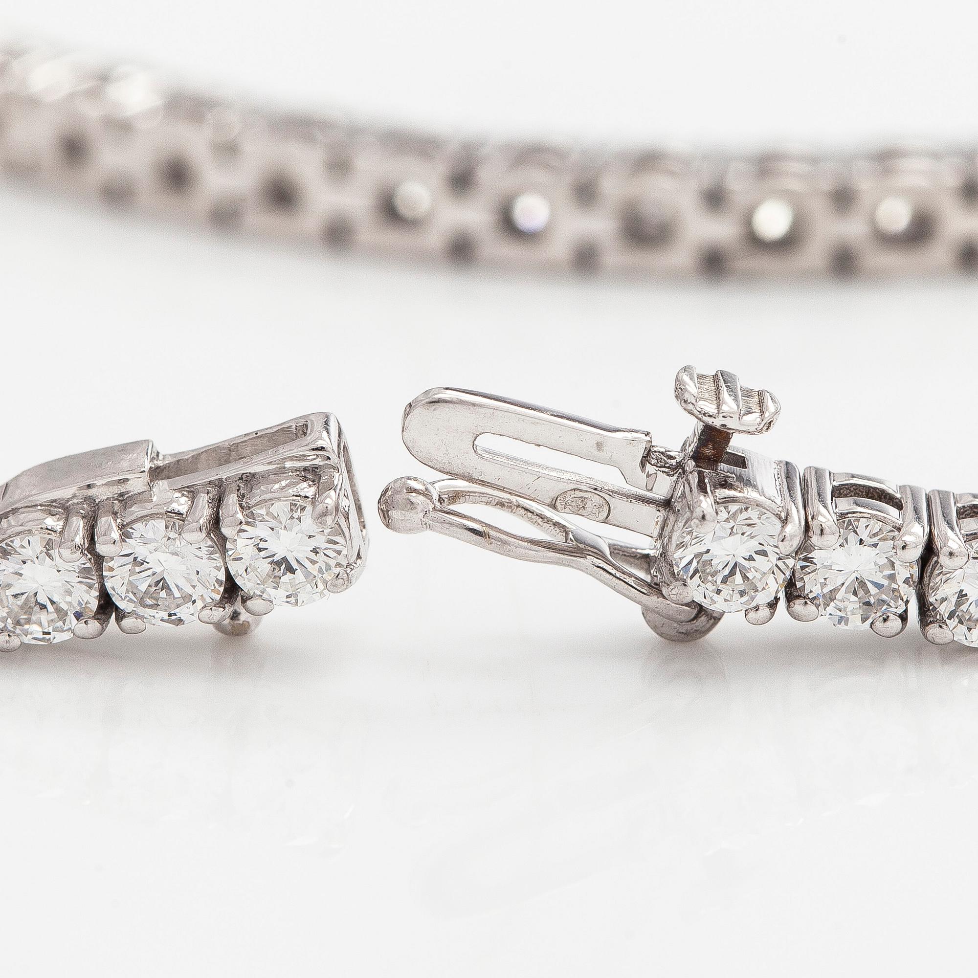 Tennis bracelet, brilliant cut diamonds, 18K white gold.