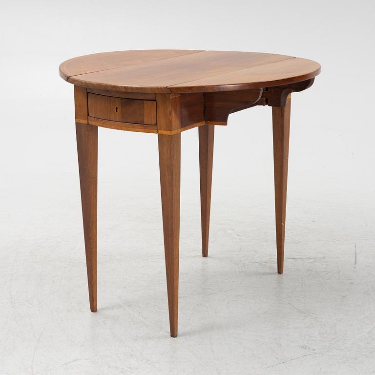Drop-leaf table, circa 1800.