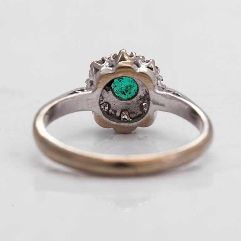 Sormus, 18K kultaa, smaragdi ja timantteja yhteensä noin. 0.04 ct.