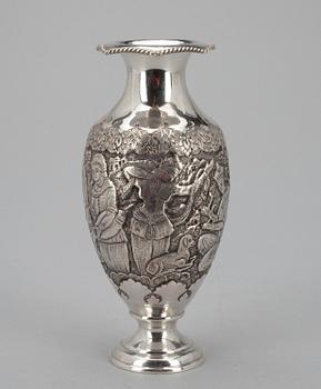 VAS samt SERVERINGSBESTICK, 5 st, silver, trol Turkiet resp Tyskland, 1900. Totalvikt ca 245 gram.