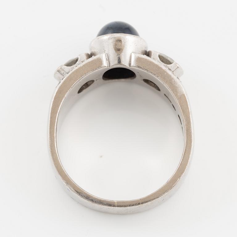 Ring in 18K white gold set with a cabochon-cut sapphire and brilliant-cut diamonds, Kenneth Magnell.