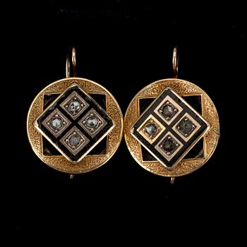 ÖRHÄNGEN, ett par, guld 14K, emalj och diamanter samt förgylld metall. 1900-talets senare hälft. Ostämplade.