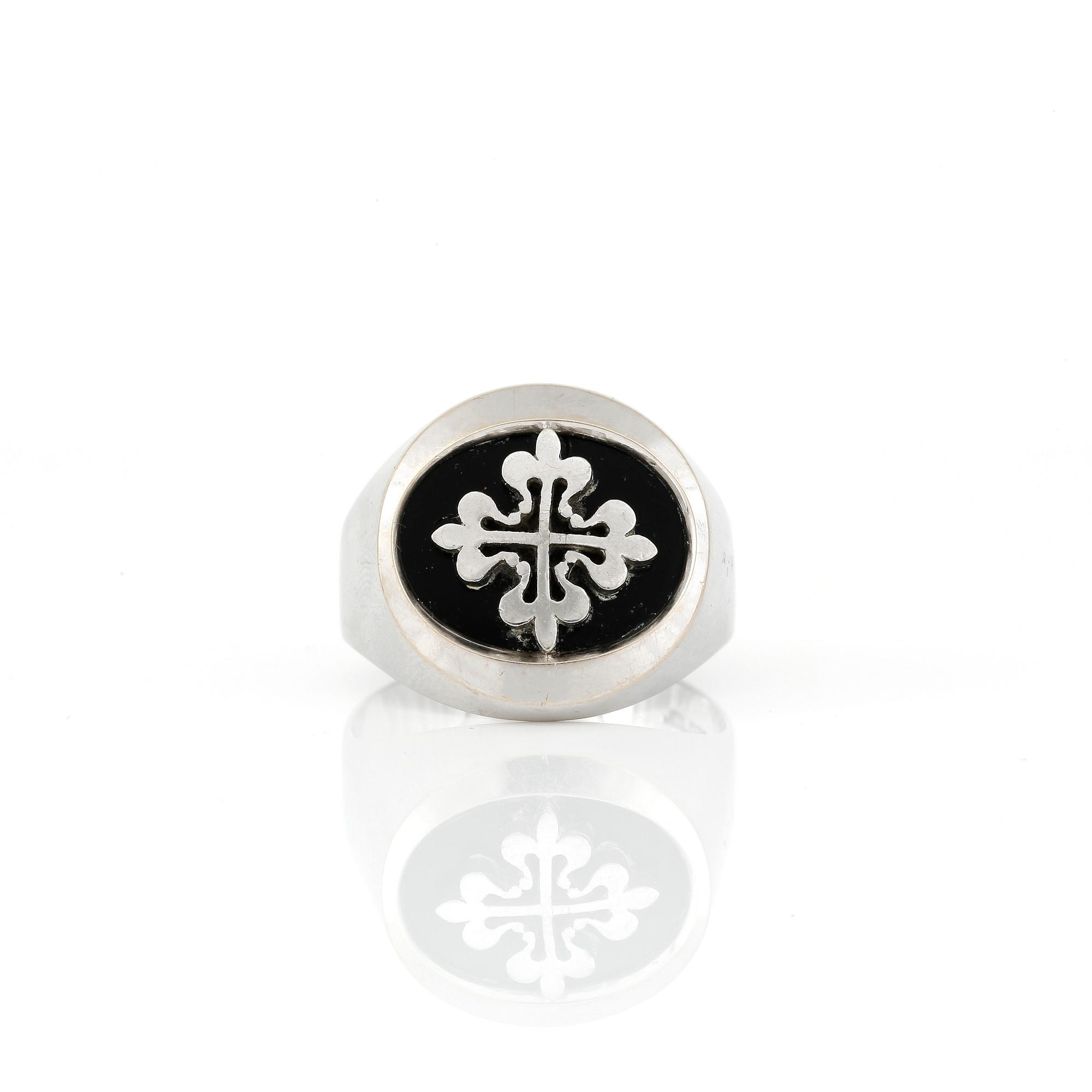RING, 18K vitguld med sannolikt onyx. Total vikt ca 7,94 g.