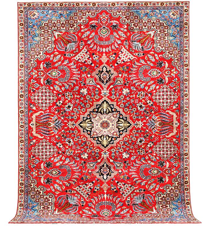A Kashan carpet, c. 350 x 224 cm.