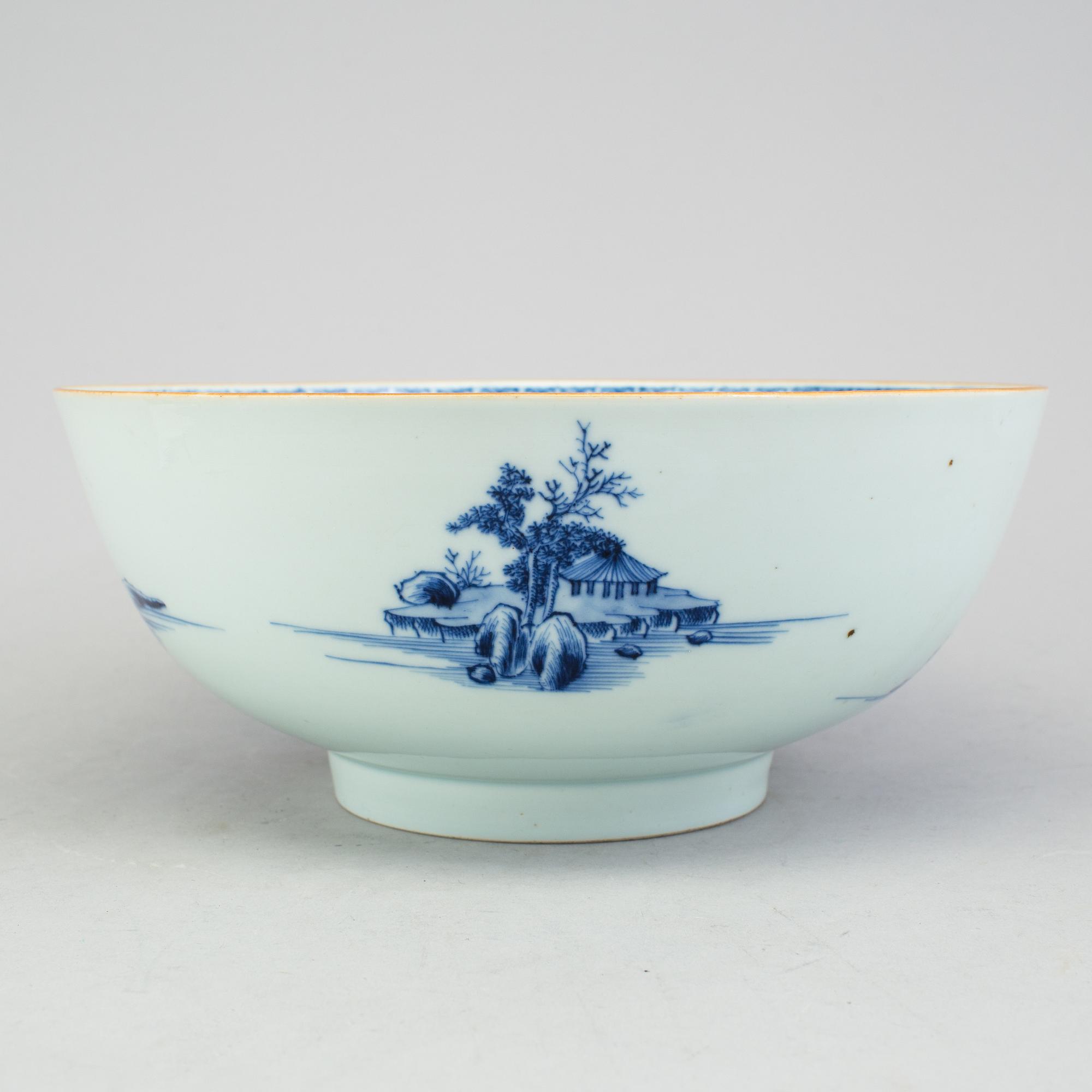A chinese blue and white punch bowl. Qing dynasty, Qianlong (1736-95).