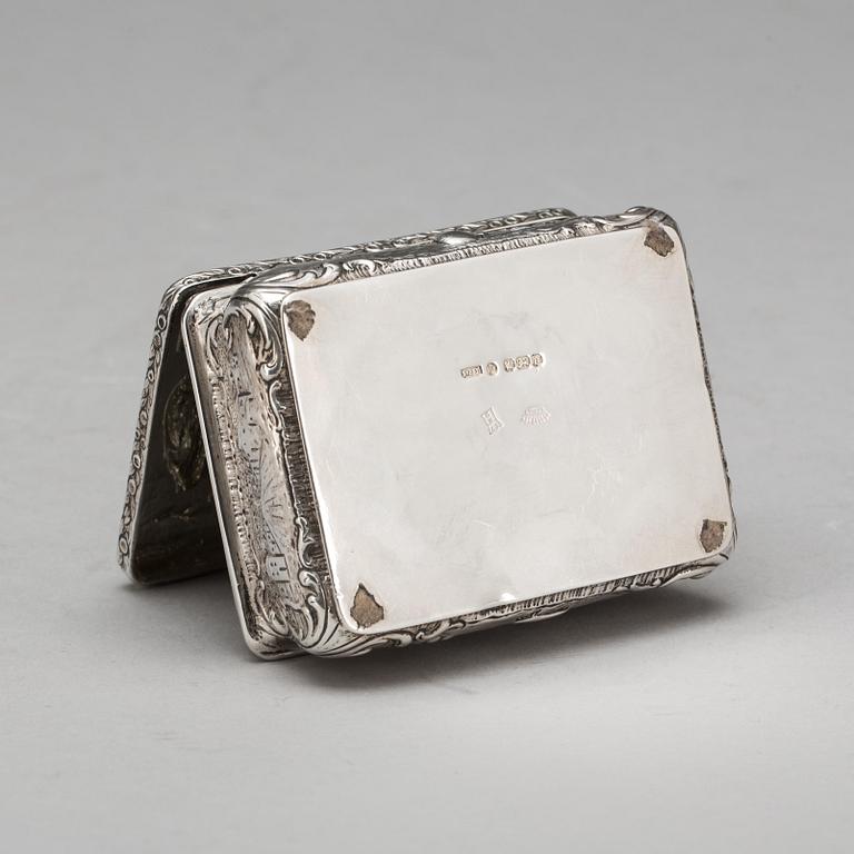 DOSA med LOCK , silver. Barockstil, S.B.L, Sheffield, England, 1895-96. Vikt ca 186 g.