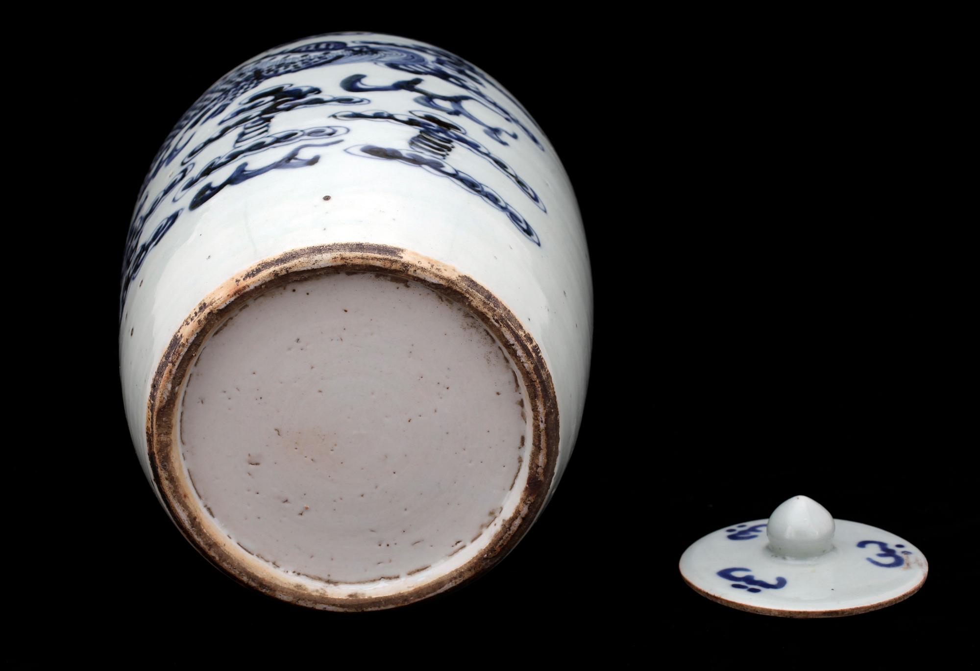 URNA MED LOCK, porslin, Kina, 1800/1900-tal.