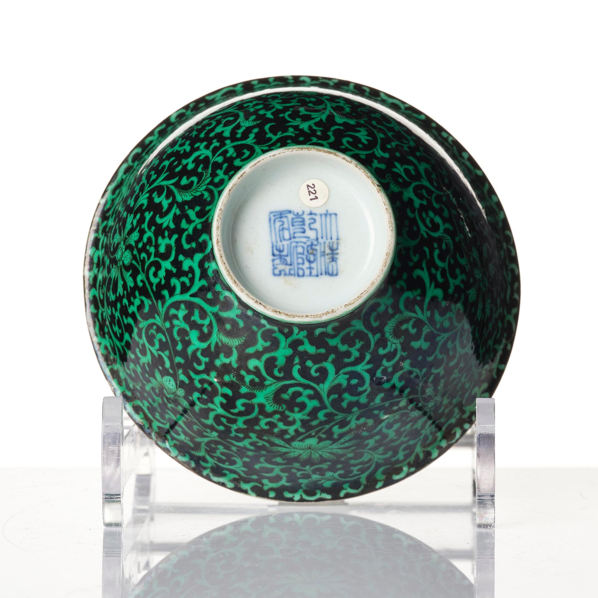 Skål, porslin. Qingdynastin med Qianlongs märke.