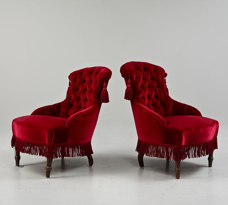 EMMAFÅTÖLJER, ett par, tapetserarstil, 1800-talets andra hälft.