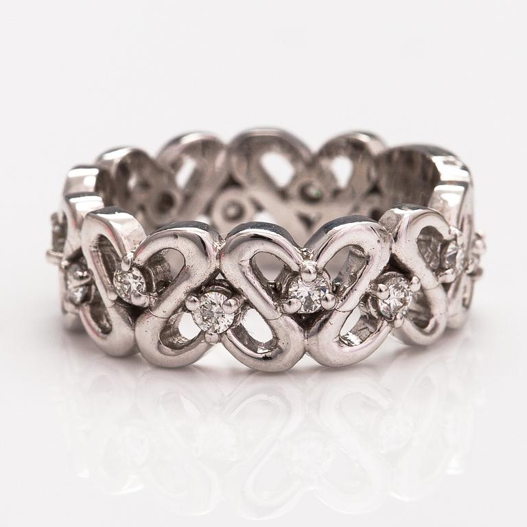 An 18K white gold ring with diamonds ca. 0.40 ct in total.