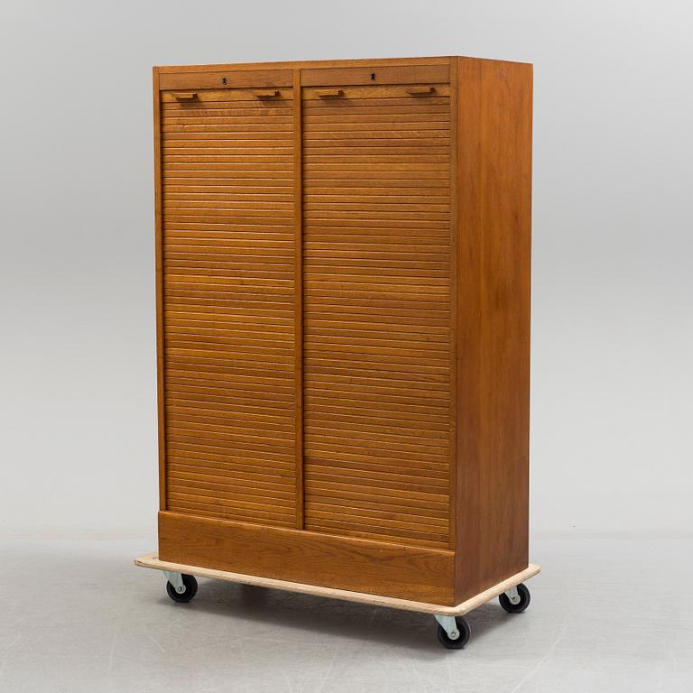 ARKIVSKÅP med jalusidörrar, 1900-talets mitt.