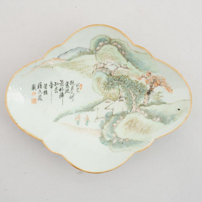 A Chinese enamelled dish, early 20th centruy.