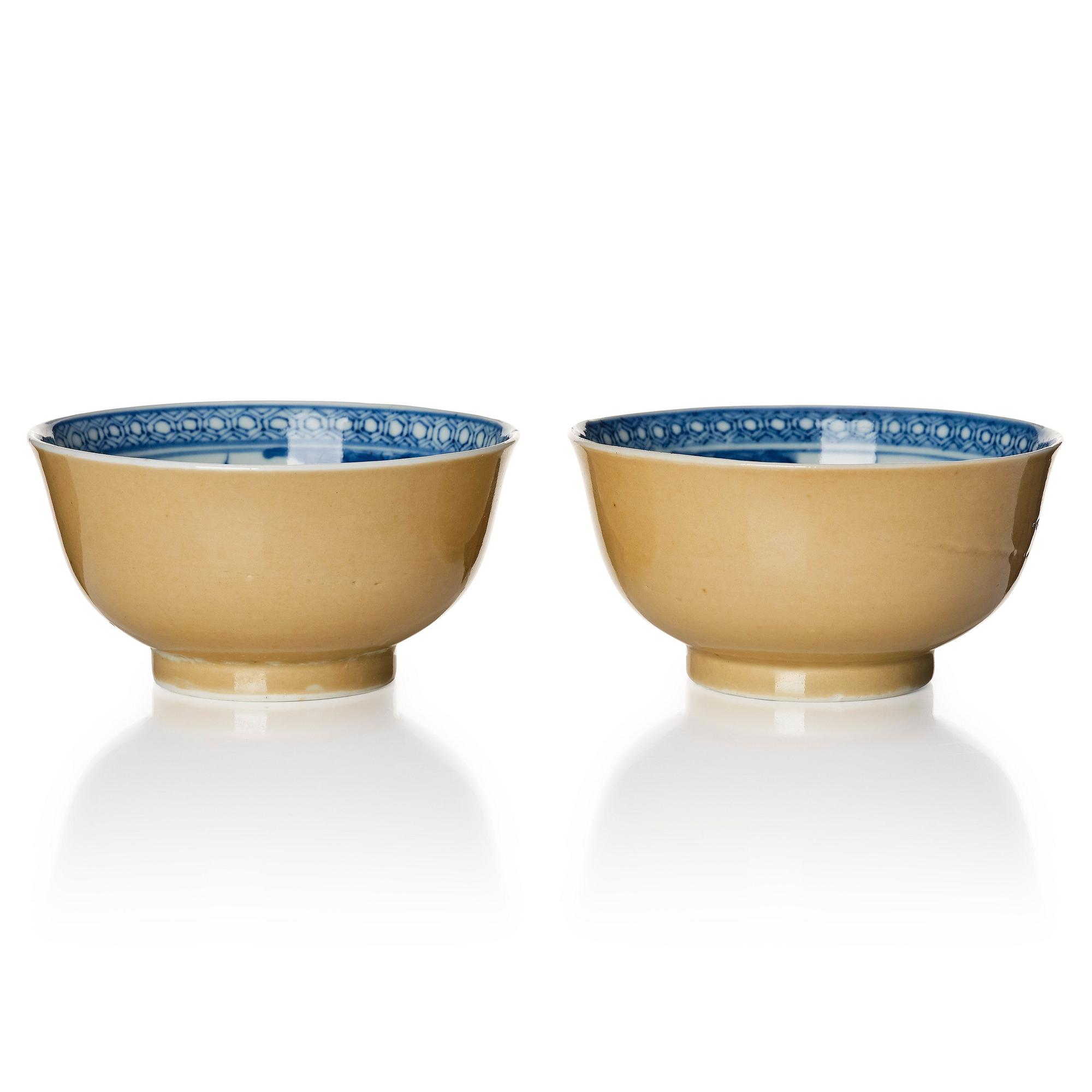 A pair of blue and white bowls. Qing dynasty, 18th century.