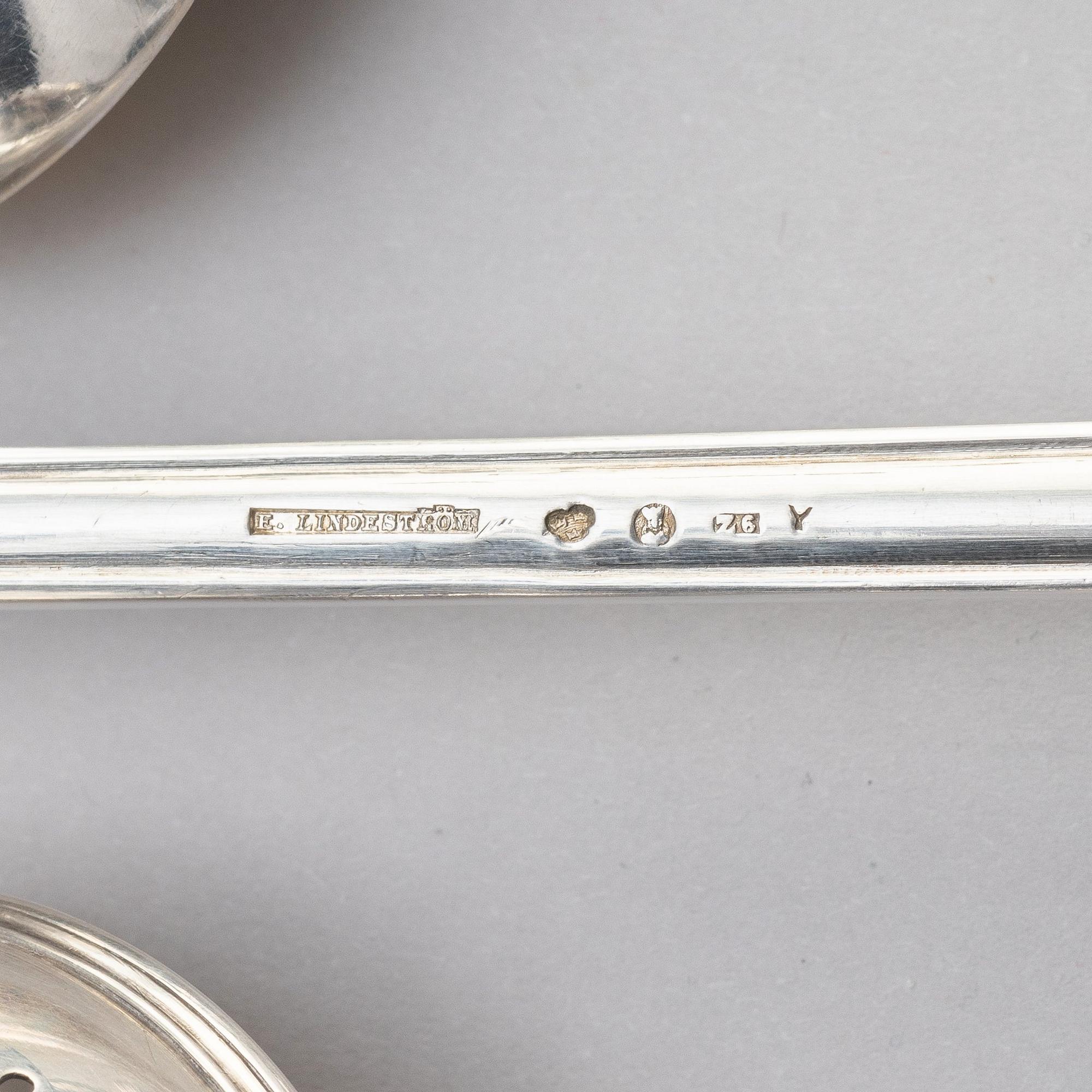 A silverware set, 105 pieces, and a cutlery box, marks of Erasmus Lindeström, Stockholm 1901-1902.