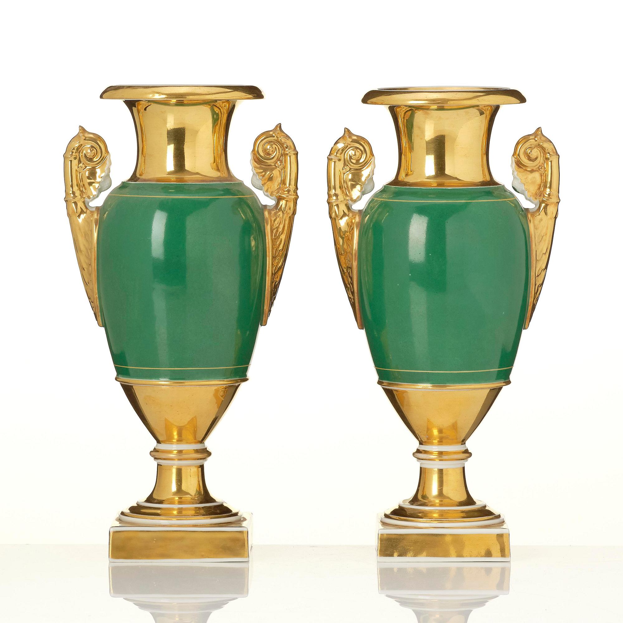 A pair of Empire vases, 19th century.