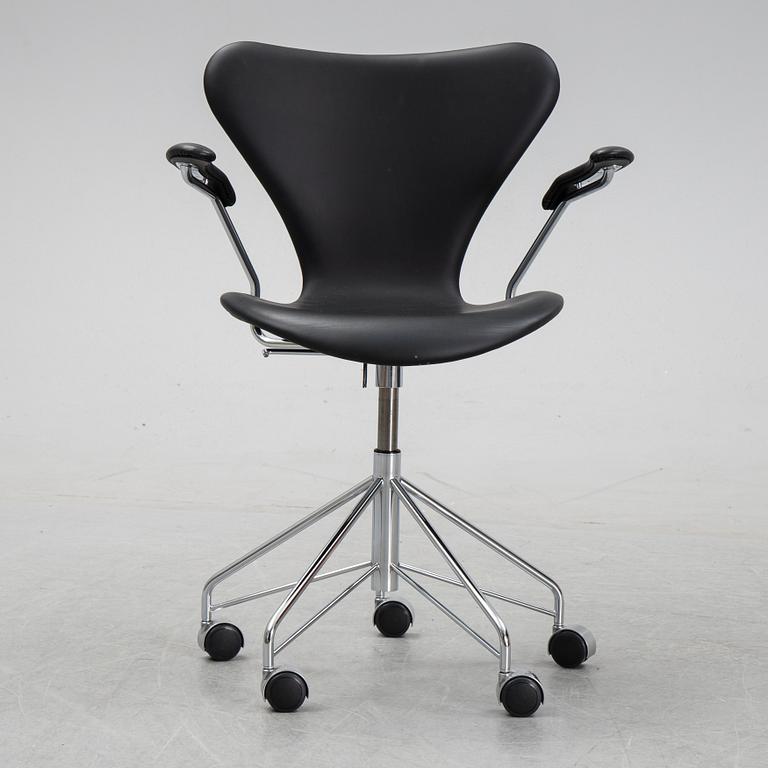 Arne Jacobsen, skrivbordsstol, "Sjuan", Fritz Hansen, formgiven 1958.