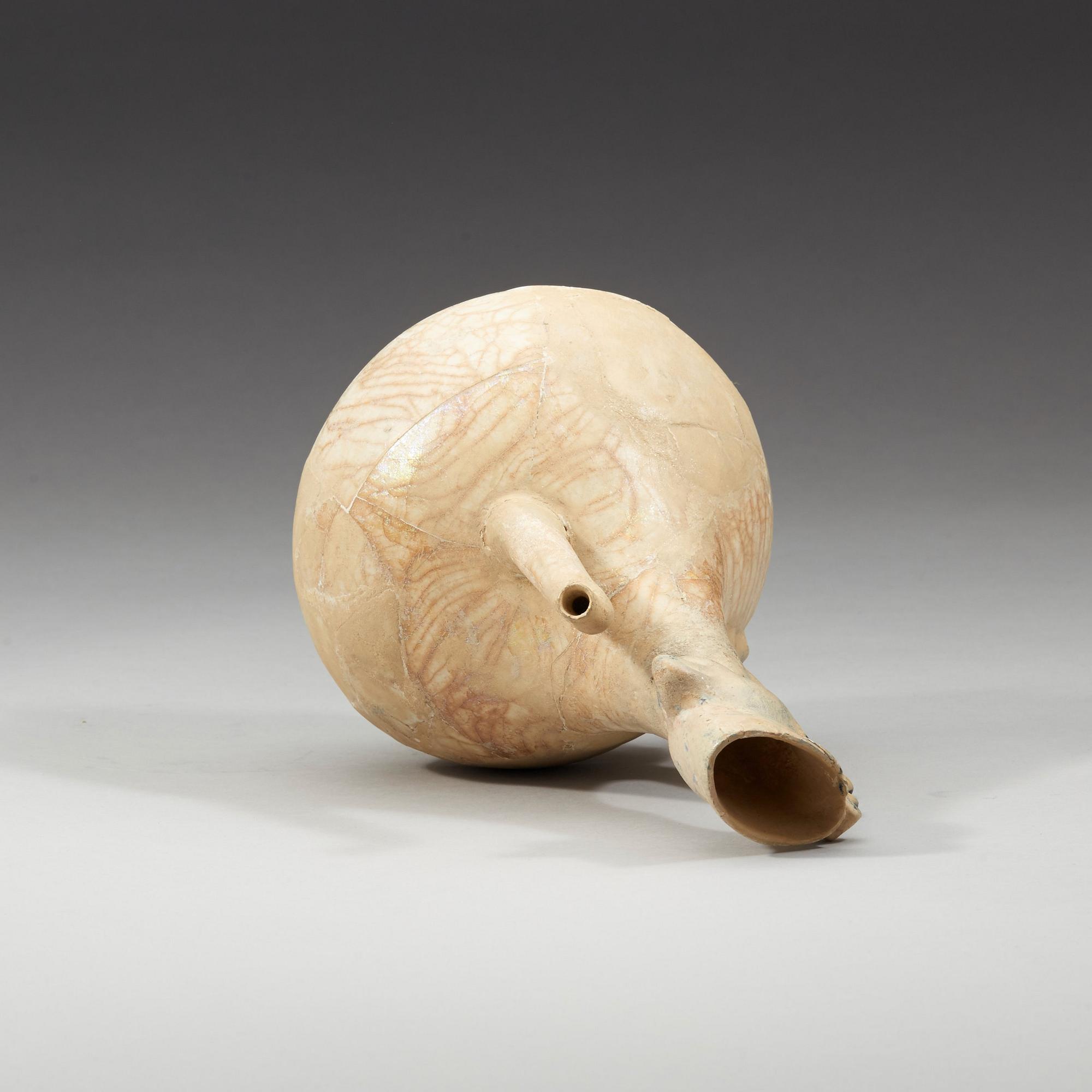 KANNA. Lergods. Sannolikt Keshan 1100-1200-tal, Iran. Höjd 27 cm.