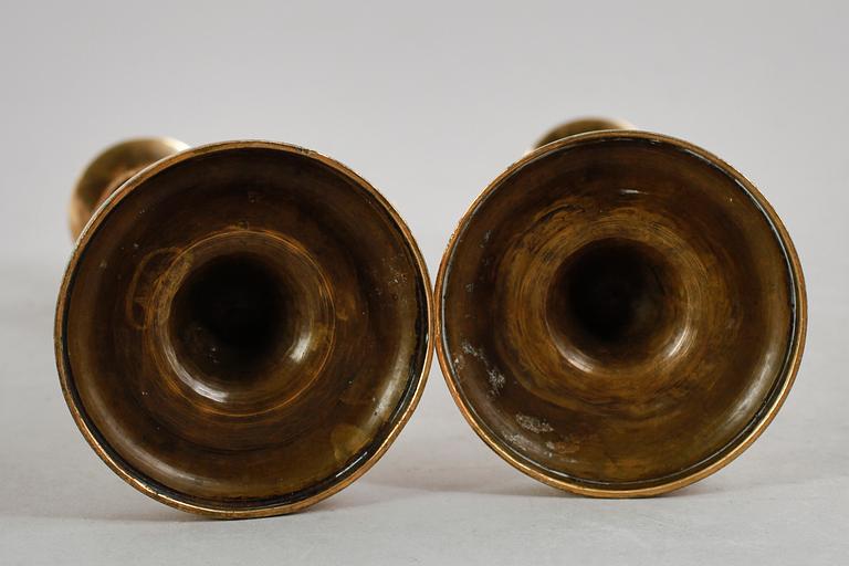 LJUSSTAKAR, 1 par, förgylld brons, senempire, 1800-talets första hälft.