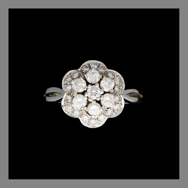 RING, 18K vitguld, briljant- och 8/8-slipade diamanter totalt ca 0,77 ct. A. Tillander. Vikt ca 4,2 g.