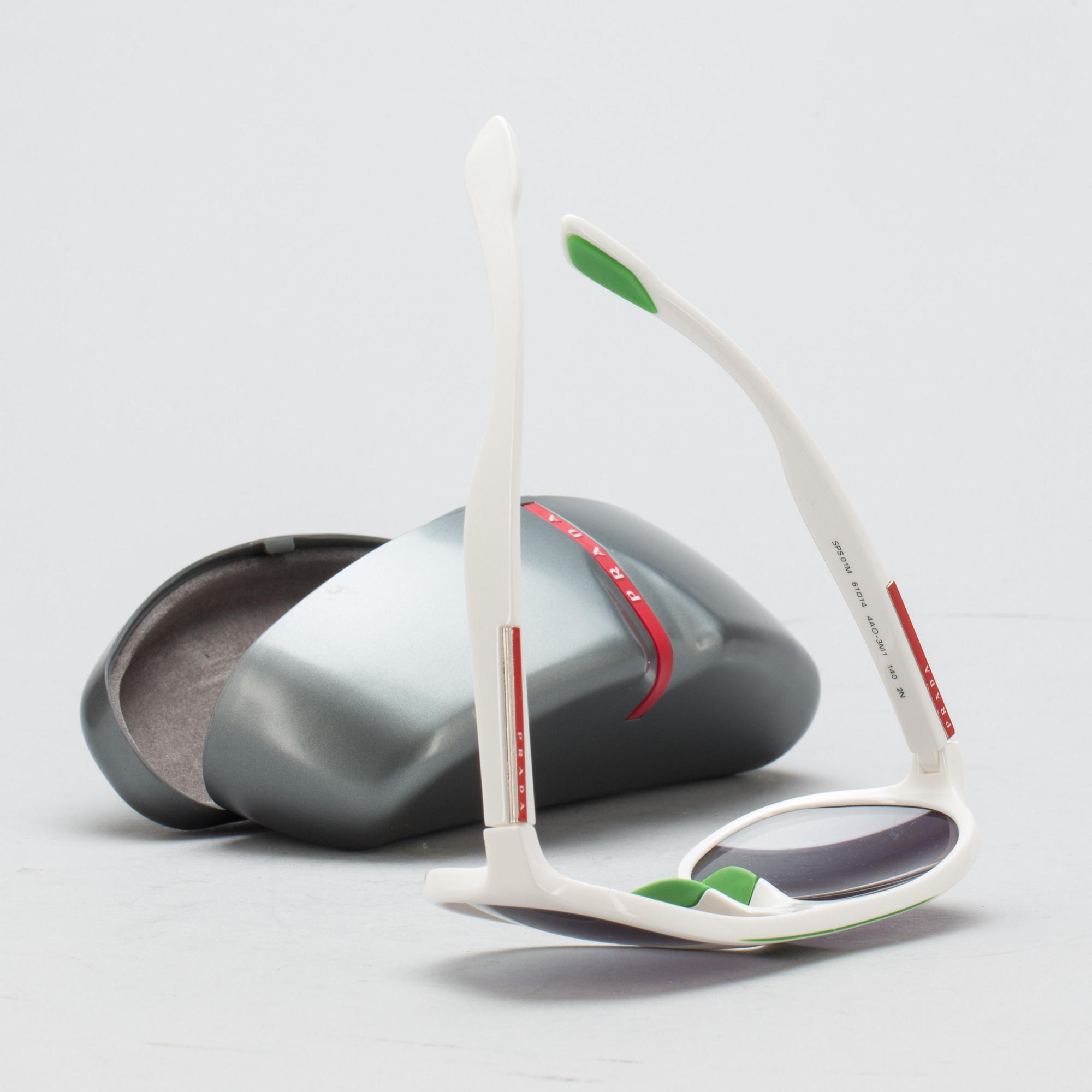 SOLGLASÖGON, Prada.