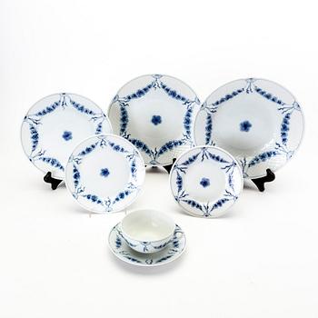 A Danish 98 pcs Bing & Gröndahl porcelain service from the latter part of the 20th century.
