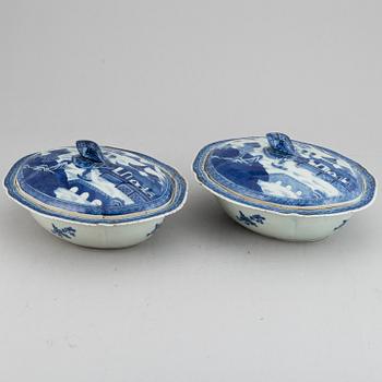 A pair of blue and white porcelain tureens with covers, Qing dynasty, Jiaqing.
