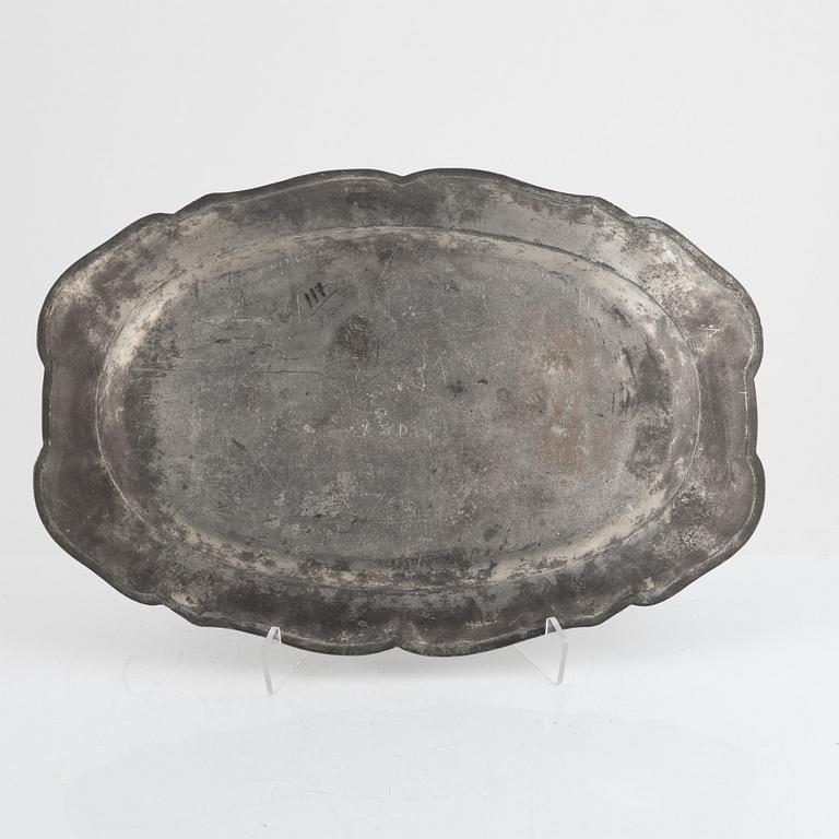 A pewter serving dish, 18th century.