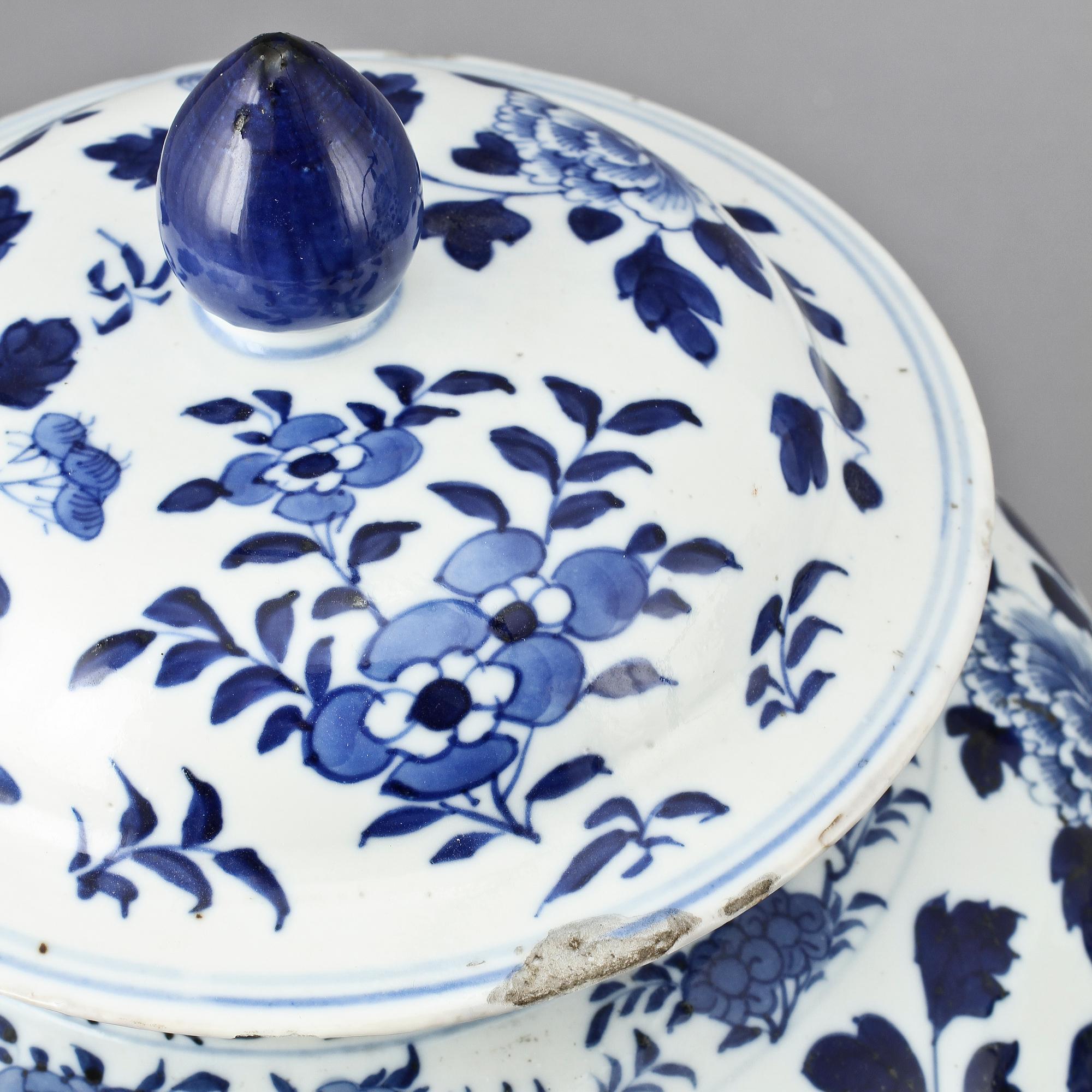 LOCKURNOR, ett par, porslin, Kina, Kangxi-stil, sent 1800-tal.