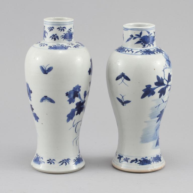 VASER, 2 st, porslin, Kina, 1900-tal.