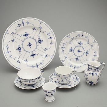 SERVISDELAR, ca 90 delar, porslin, "Musselmalet", Royal Copenhagen.
