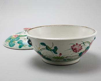 A Chinese porcelain soup terrine, Guangxu (1875-1908).