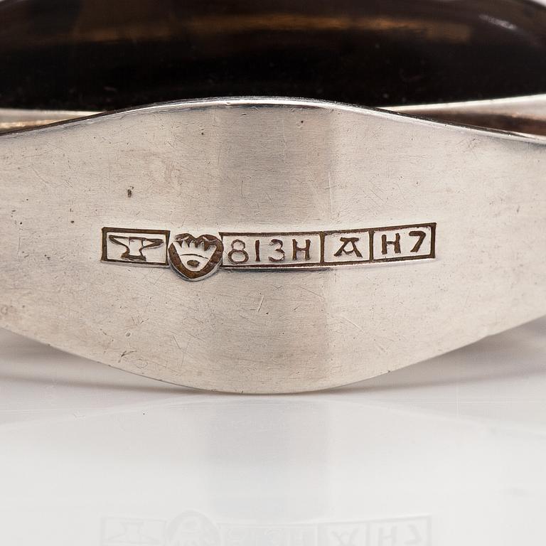 Elis Kauppi, A silver necklace with a tiger's eye. Kuoittaan kultaa, Turku 1961.