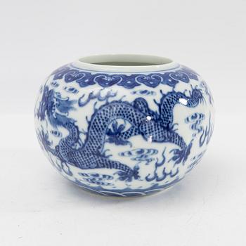 Penselbad, porslin, sen Qingdynasti, Kina, 1900-tal.