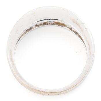 Ring, 18K white gold with princess-cut diamonds.