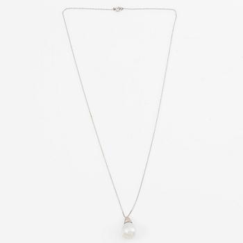 Necklace in platinum with a drop-shaped cultured pearl and brilliant-cut diamonds.