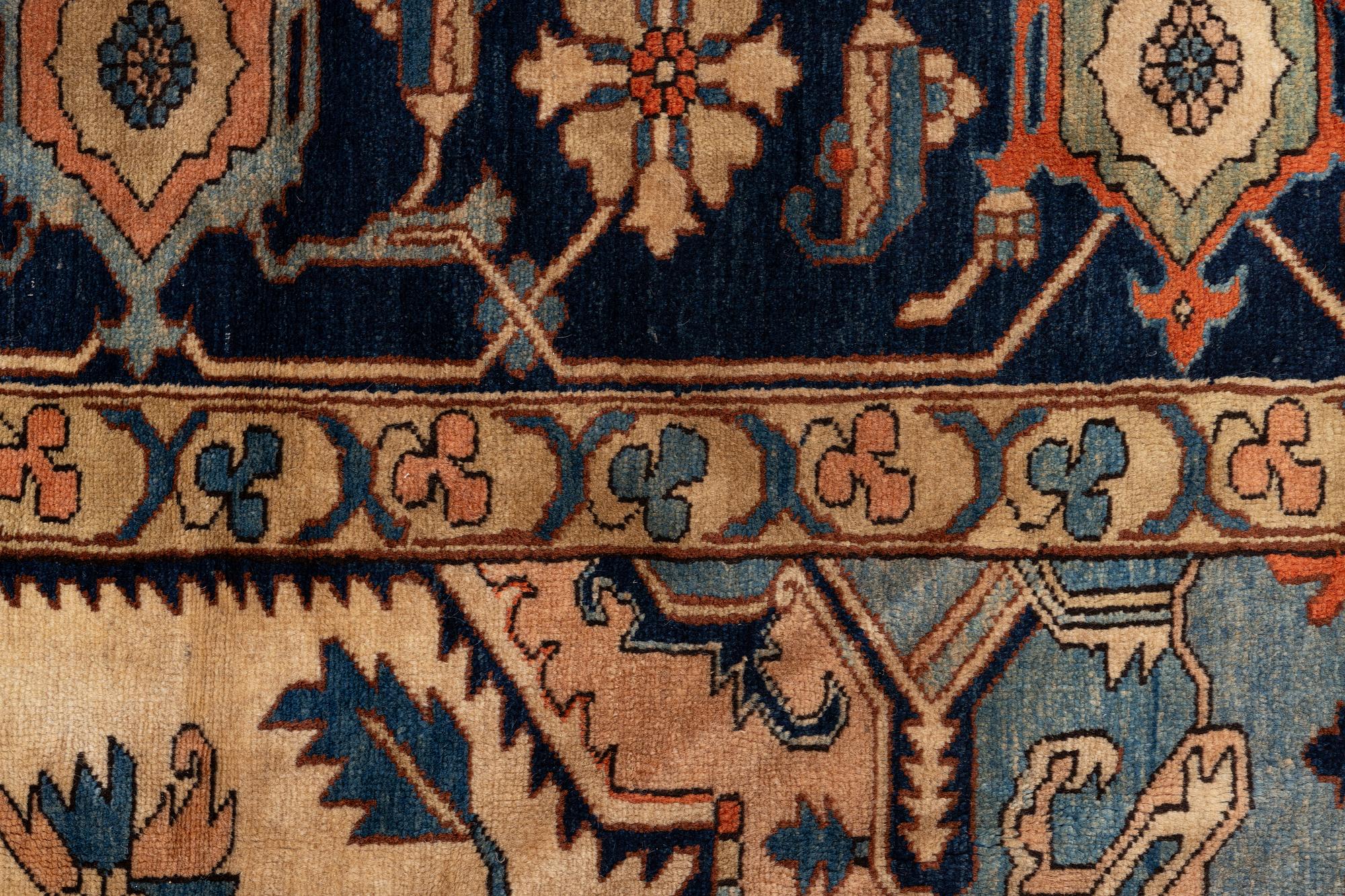 Matta Heriz, ca 365 x 350 cm.