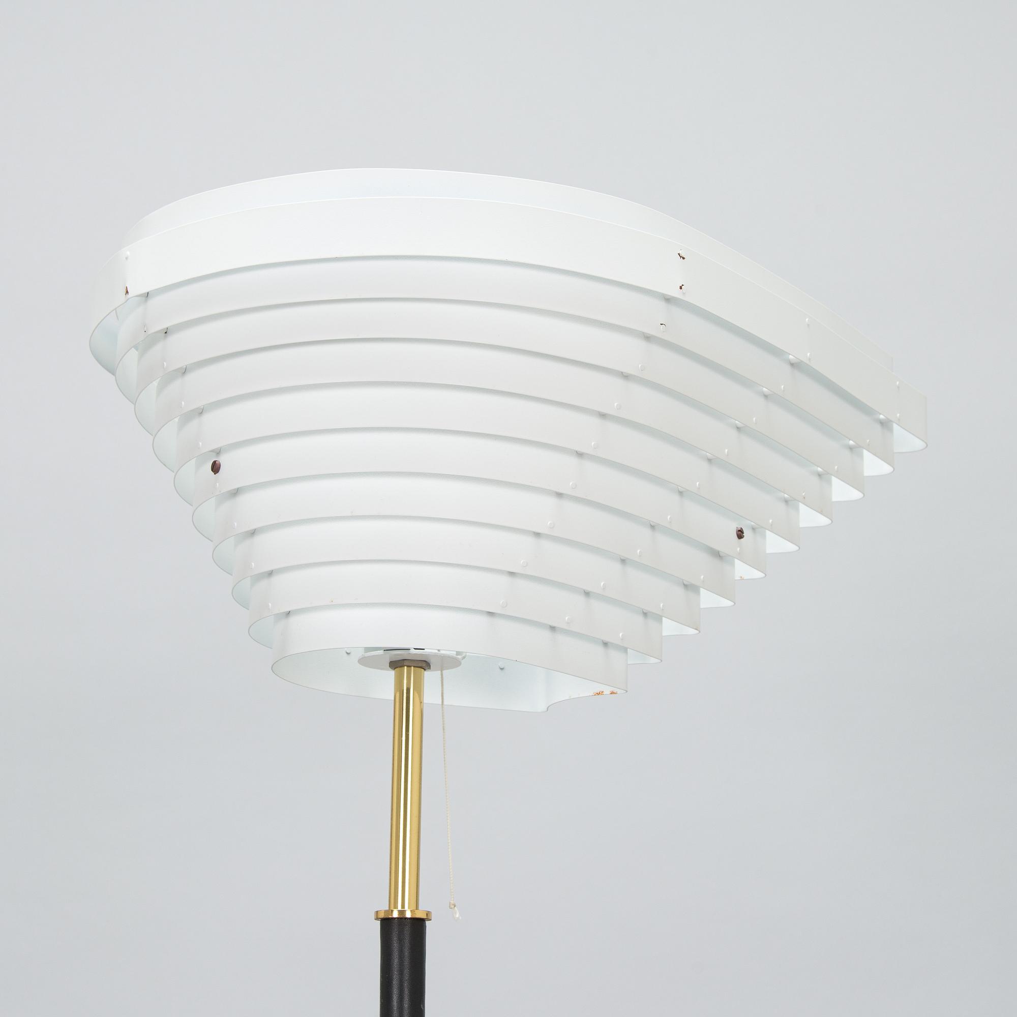 Alvar Aalto, golvlampa A805, "Änglavinge". Valaisinpaja, 1900-talets slut.