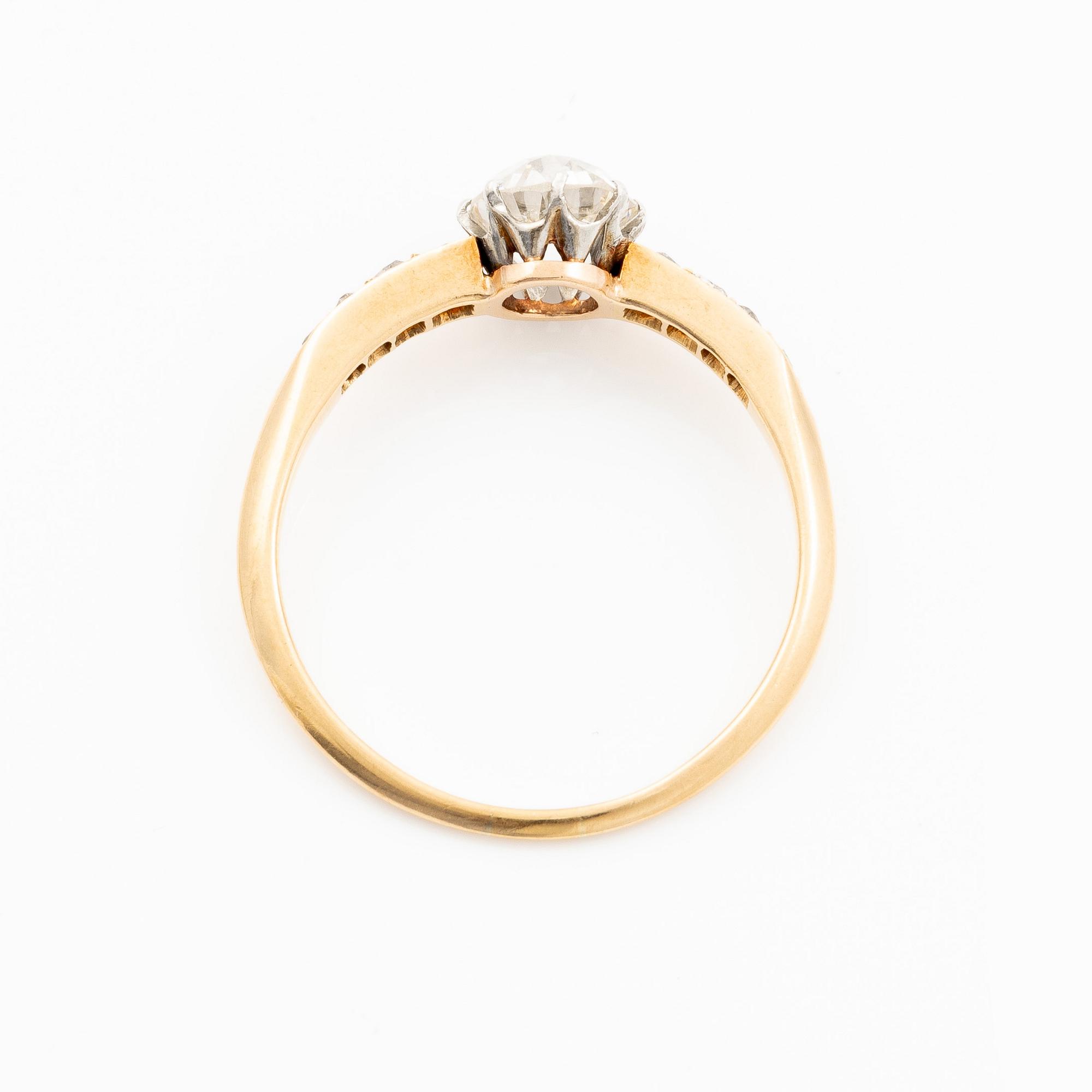 Ring in 18K gold and platinum with an old-cut diamond.