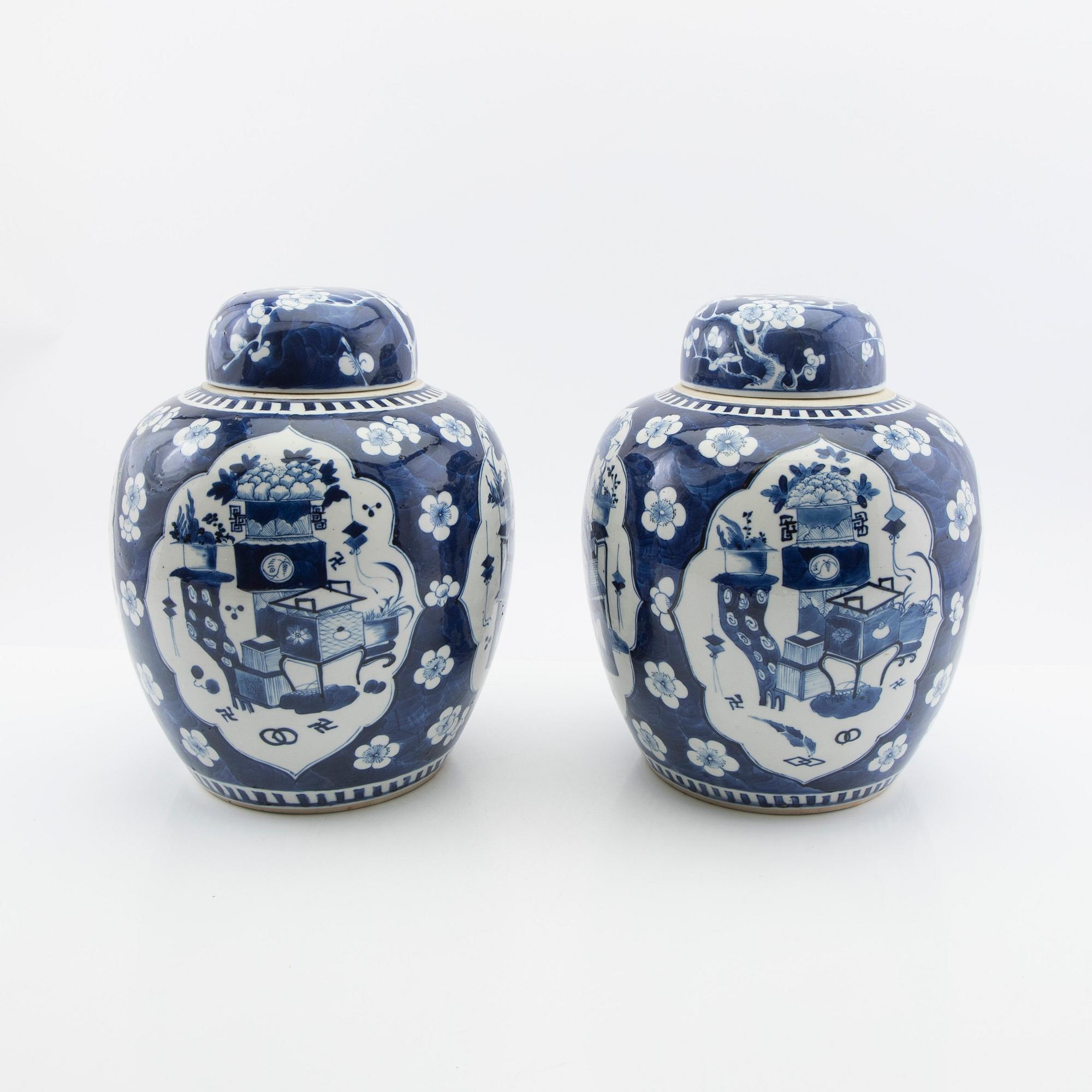 Lock urns, a pair, Kangxi style, 19th century.