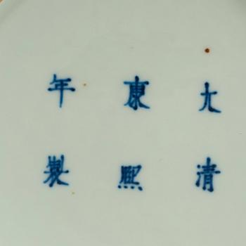 PENSELBAD, porslin. Qing dynastin (1644-1912), med Kangxi sex karakärers märke.