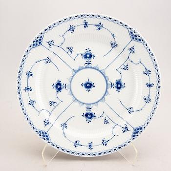A Royal Copenhagen Muselmalet halvblonde 1940s 51 pcs porcelain dinner service.